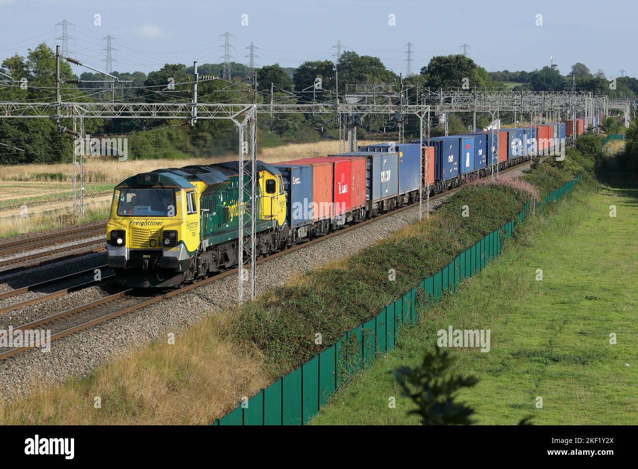 Locomotiva diesel di classe 70 e treno per container, nei pressi di Rugeley, Staffordshire, Regno Unito, nel mese di agosto; 2022. Foto Stock