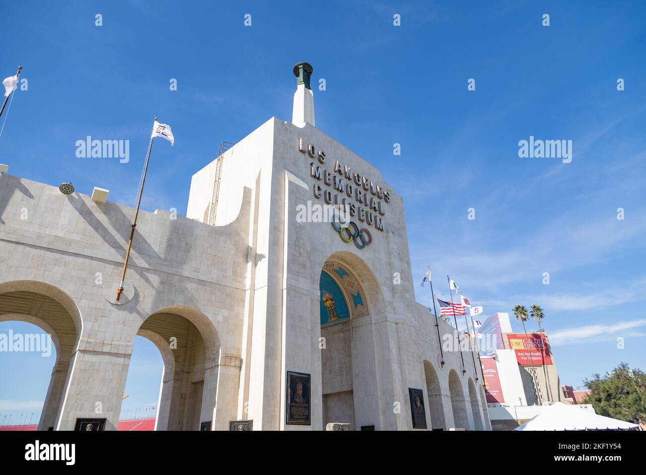 Los Angeles, CA - 2022 novembre: Los Angeles Memorial Coliseum, sede di USC football, Olimpiadi e altri eventi. Foto Stock