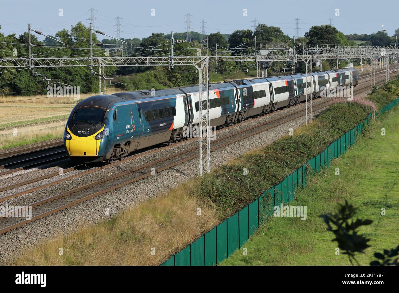 Treno passeggeri di classe 390 Pendolino sulla linea principale, nei pressi di Rugeley, Staffordshire, Regno Unito, nel mese di agosto; 2022. Foto Stock