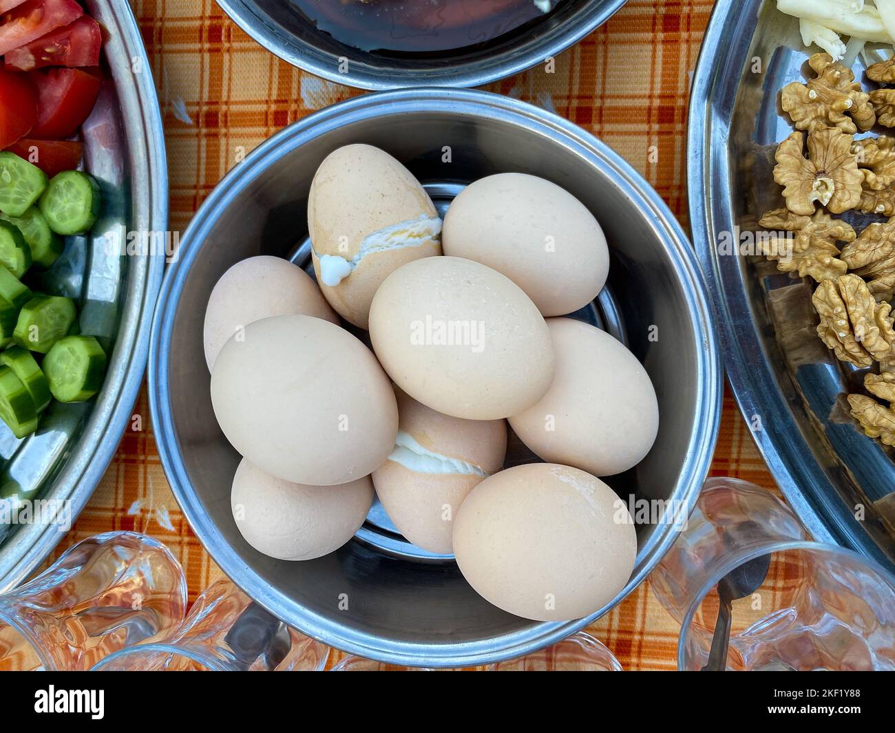 Uova di villaggio bollite per colazione in Turchia Foto Stock