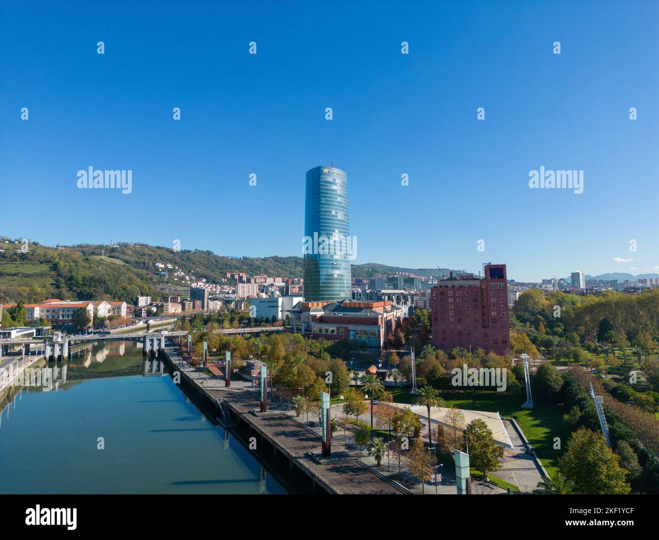 Una vista aerea della città di Bilbao circondata da edifici e acqua Foto Stock