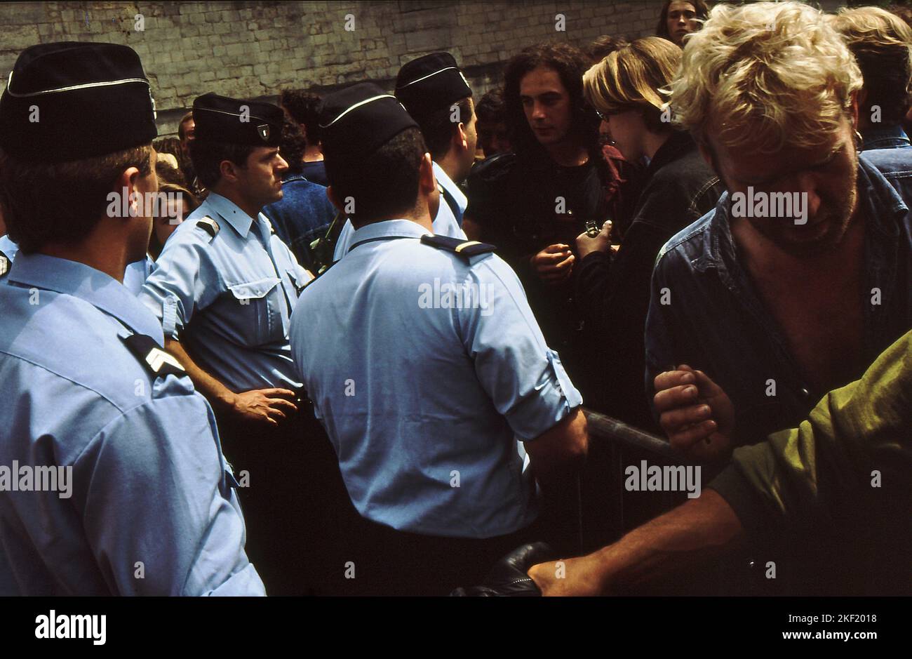 05-03-1991 Parigi,Francia,Cimitero di Pere Lachaise 20th° anniversario della morte di Jim Morrison. Centinaia di fan si sono riuniti fuori dal cimitero cercando di arrivare alla tomba di Jim Morrisson, ma sono stati fermati dalla polizia. Le porte erano chiuse e c'era uno scontro tra la folla e la polizia. Foto Stock