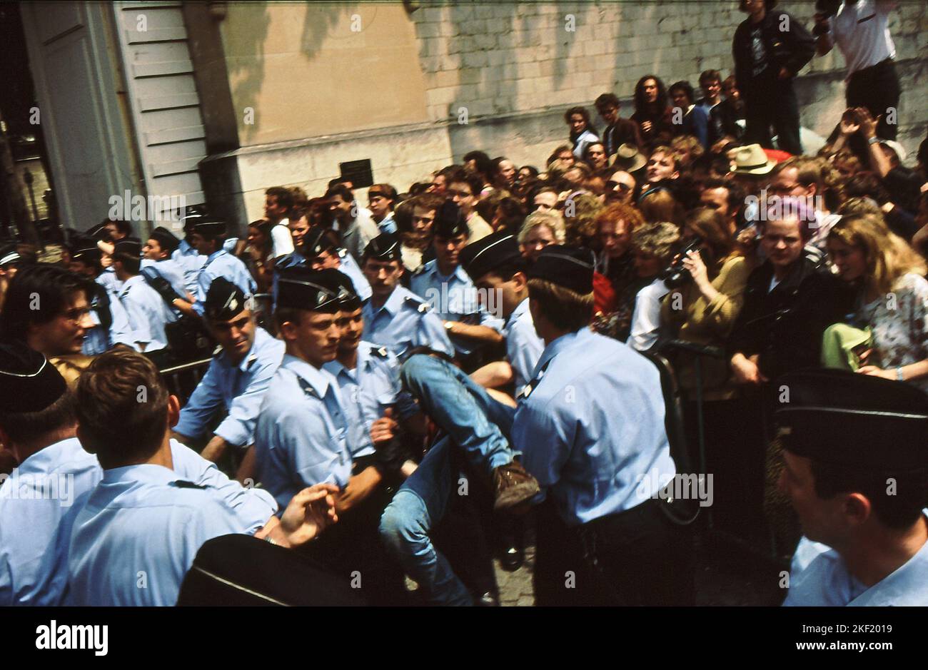 05-03-1991 Parigi,Francia,Cimitero di Pere Lachaise 20th° anniversario della morte di Jim Morrison. Centinaia di fan si sono riuniti fuori dal cimitero cercando di arrivare alla tomba di Jim Morrisson, ma sono stati fermati dalla polizia. Le porte erano chiuse e c'era uno scontro tra la folla e la polizia. Foto Stock