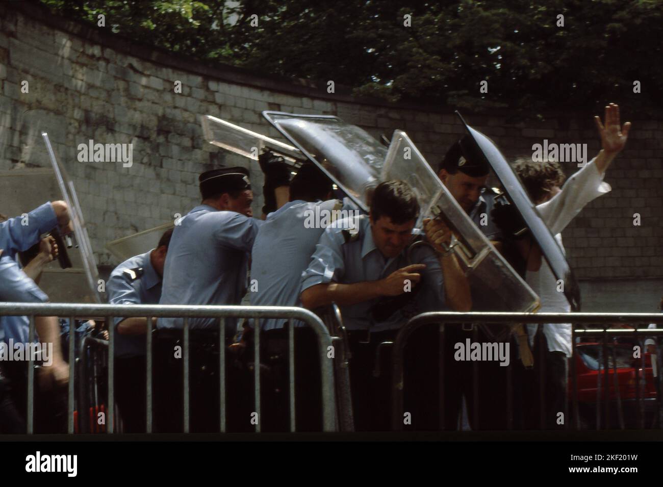 05-03-1991 Parigi,Francia,Cimitero di Pere Lachaise 20th° anniversario della morte di Jim Morrison. Centinaia di fan si sono riuniti fuori dal cimitero cercando di arrivare alla tomba di Jim Morrisson, ma sono stati fermati dalla polizia. Le porte erano chiuse e c'era uno scontro tra la folla e la polizia. Foto Stock