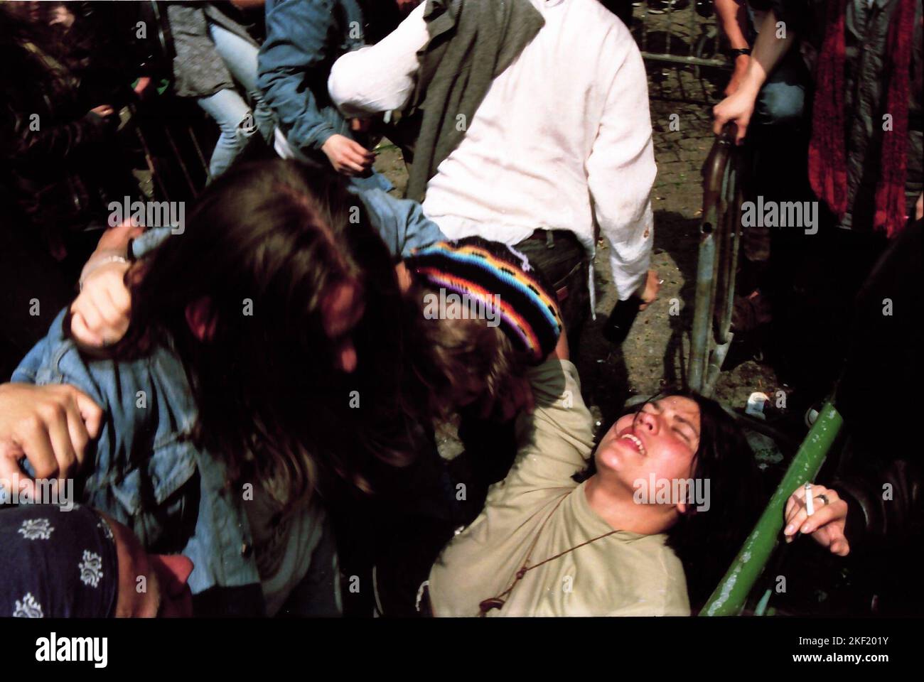 05-03-1991 Parigi,Francia,Cimitero di Pere Lachaise 20th° anniversario della morte di Jim Morrison. Centinaia di fan si sono riuniti fuori dal cimitero cercando di arrivare alla tomba di Jim Morrisson, ma sono stati fermati dalla polizia. Le porte erano chiuse e c'era uno scontro tra la folla e la polizia. Foto Stock