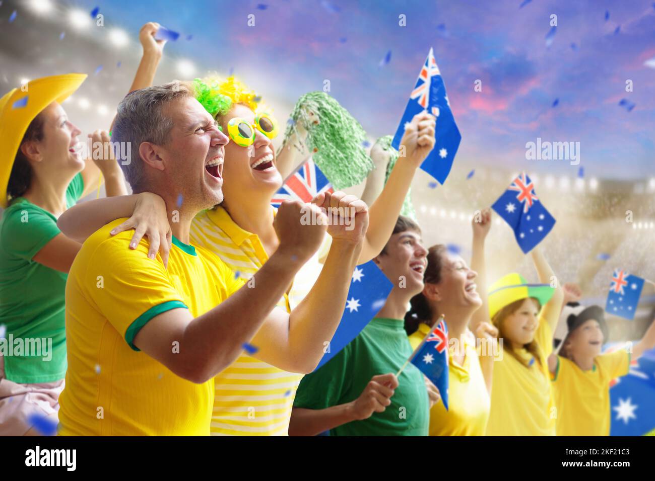 Tifosi australiani allo stadio. Sostenitori australiani. Tifosi per il calcio australiano o la vittoria della squadra di cricket. Partita di calcio sul campo all'aperto. Foto Stock