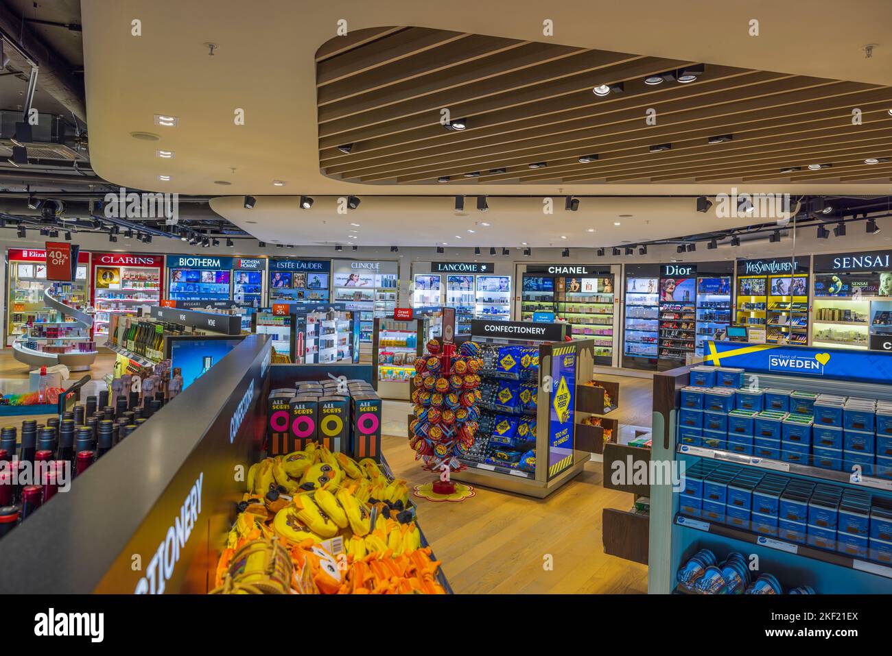 Splendida vista interna della boutique duty-free di Arlanda. Stoccolma, Svezia. Foto Stock