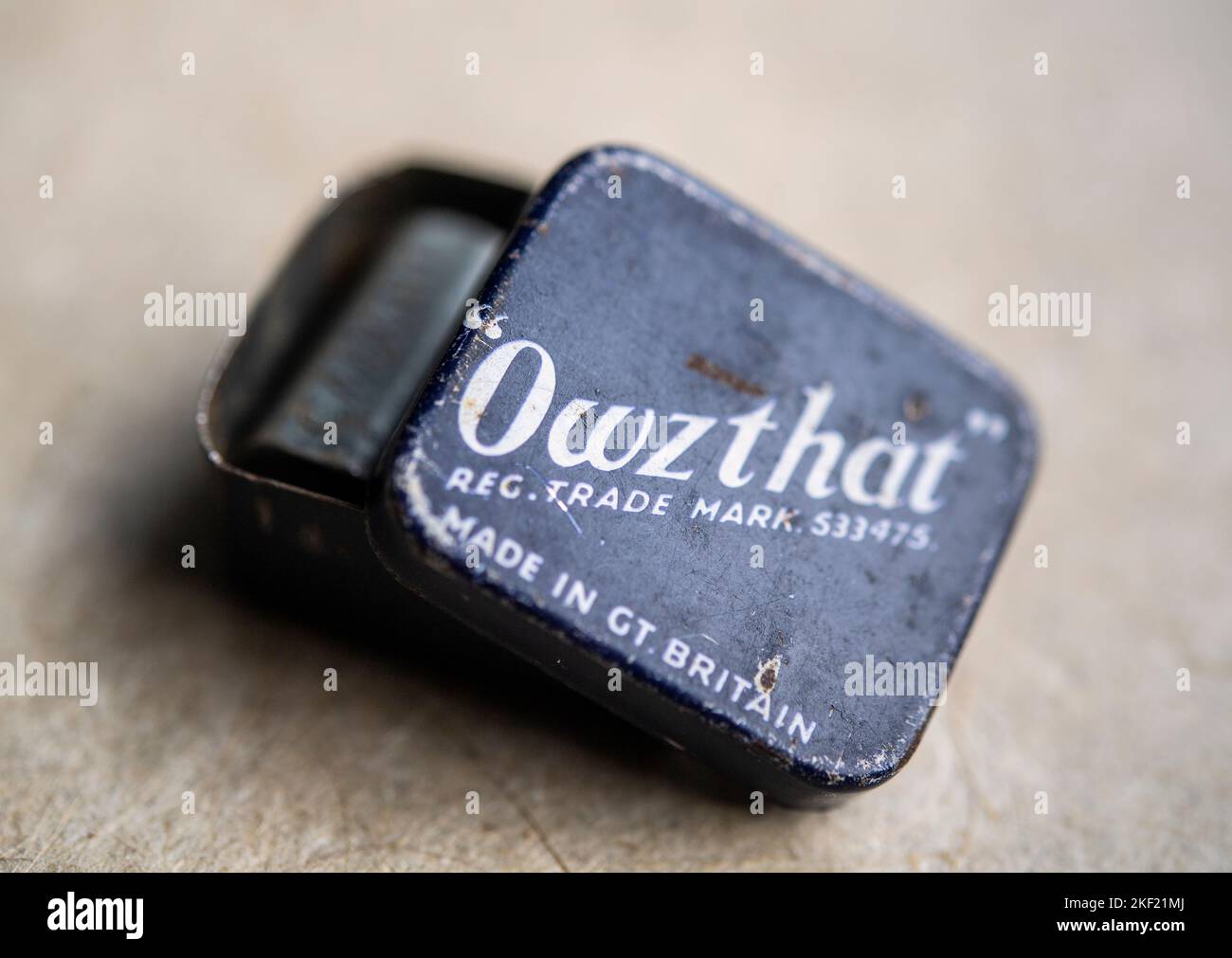 Versione originale del gioco di simulazione cricket Owzthat, che ha caratterizzato due dadi a rullo in una piccola lattina blu Foto Stock