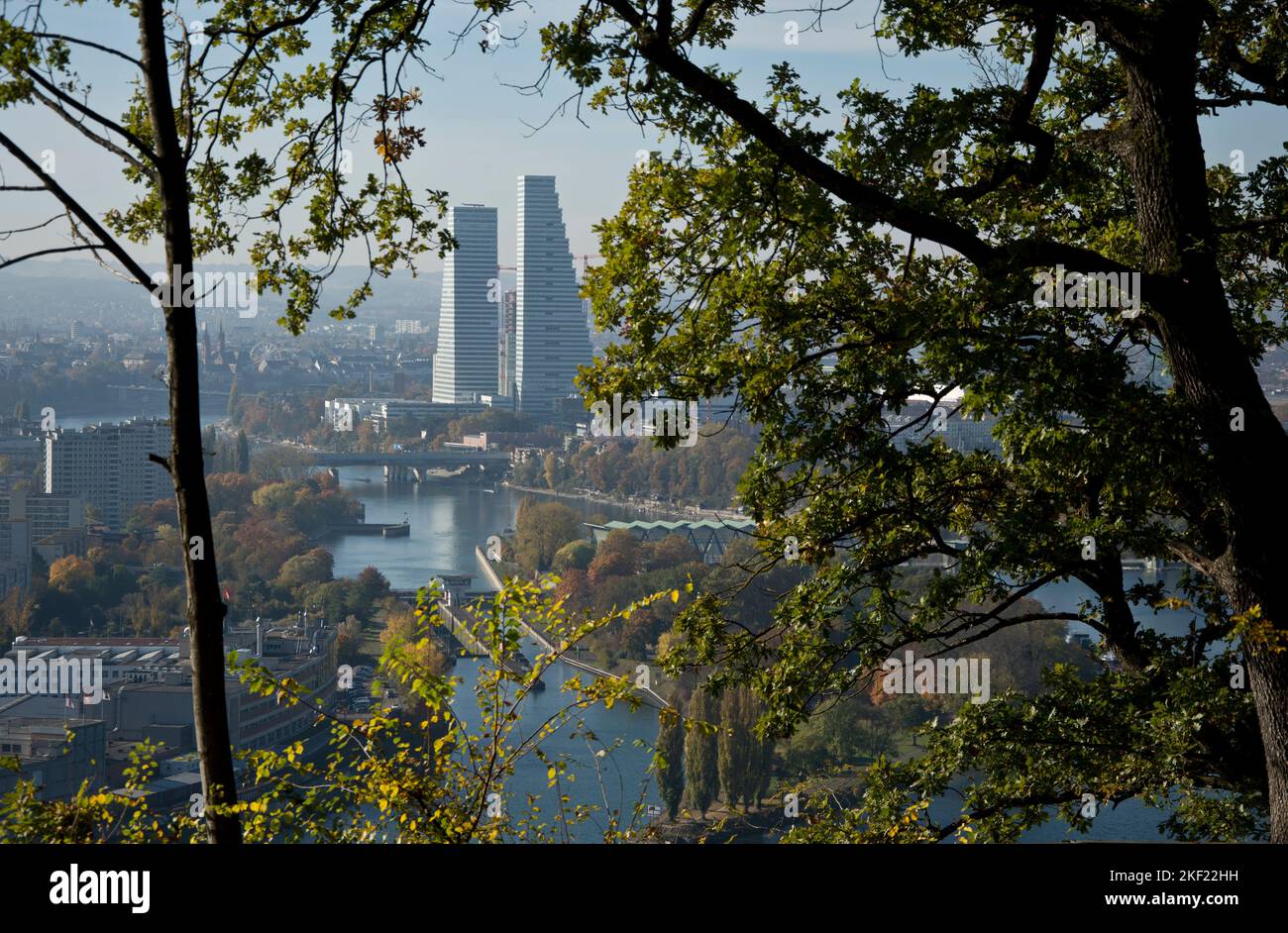 Eindrücklicher Blick vom deutschen Hornfelsen auf die Stadt Basel und die Roche-Türme Foto Stock