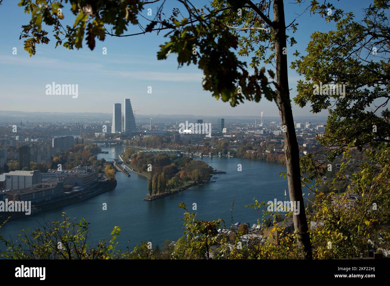 Eindrücklicher Blick vom deutschen Hornfelsen auf die Stadt Basel und die Roche-Türme Foto Stock