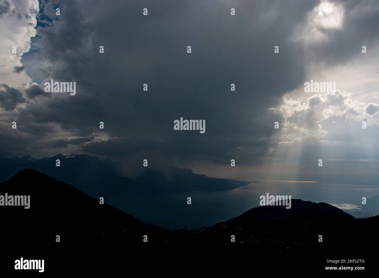 Dramatischer und spektakulärer Blick auf den Genfersee vom col de Jaman Foto Stock
