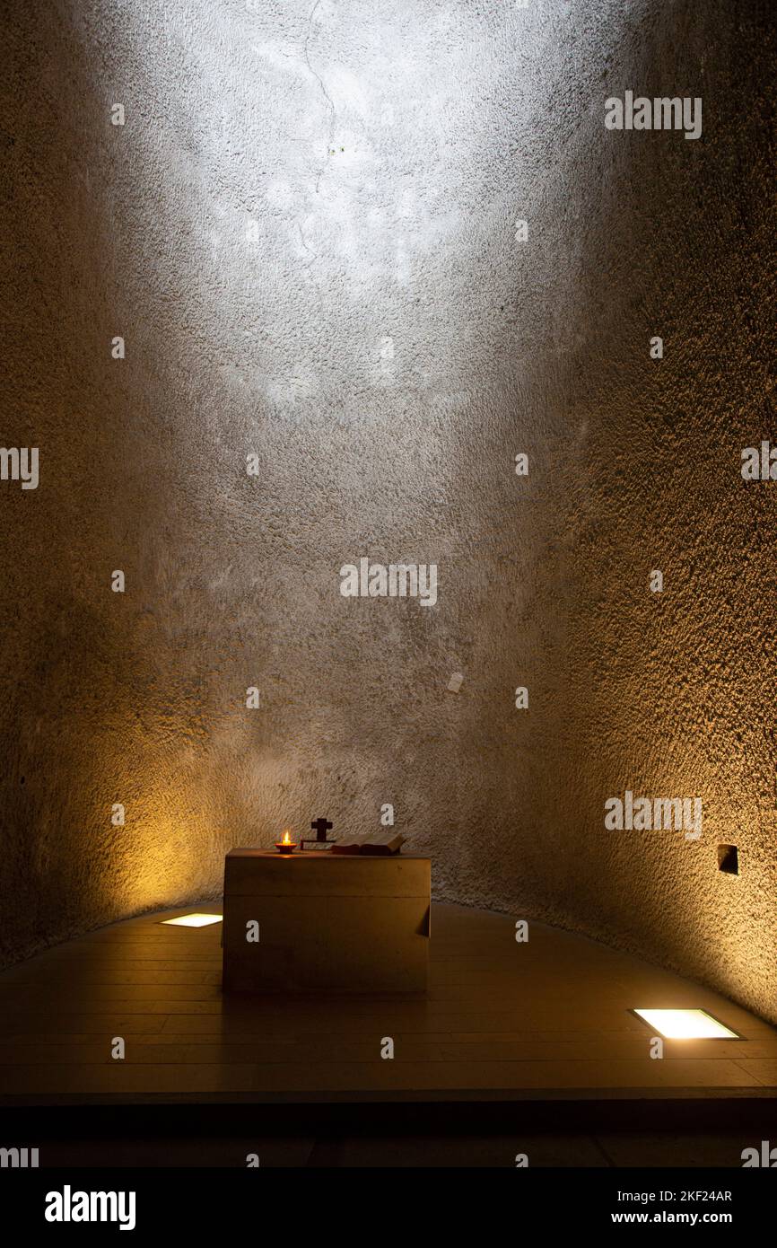 Innenansicht der berühmten Kapelle Notre Dame du Haut de Ronchamp des Architekten le Corbusier Foto Stock