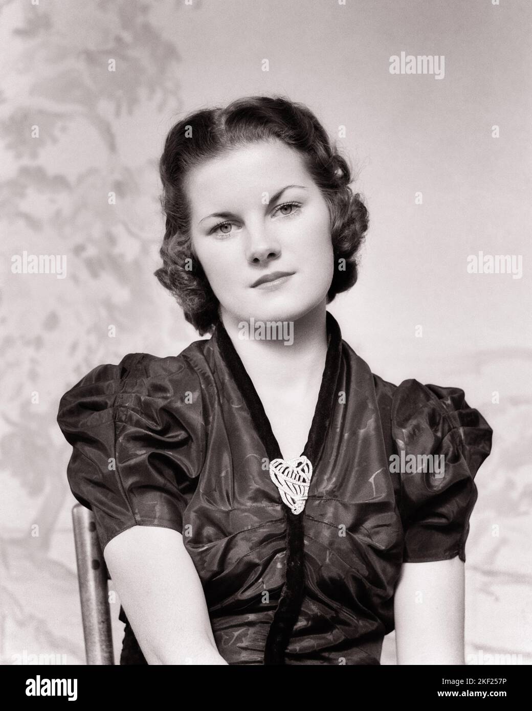 1930S DONNA RITRATTO CON SAD SERIA ESPRESSIONE FACCIALE GUARDANDO LA MACCHINA FOTOGRAFICA - G4293 HAR001 HARS MEZZA LUNGHEZZA SIGNORE PERSONE PREMUROSO CURA ESPRESSIONI TURBATO B&W INTERESSATO TRISTEZZA OCCHIO CONTATTO BRUNETTE BENESSERE BROOCH FORZA STILI UMORE CONCETTUALE GLUM ELEGANTE SINCERO SOLENNE BLAND CAUTO MODA FOCALIZZATO INTENSO MEDIO-ADULTO DONNA MID-ADULTA MISERABILE SCETTICO BIANCO E NERO ATTENTO CAUCASICO ETNICITÀ HAR001 INTENTO VECCHIO STILE Foto Stock