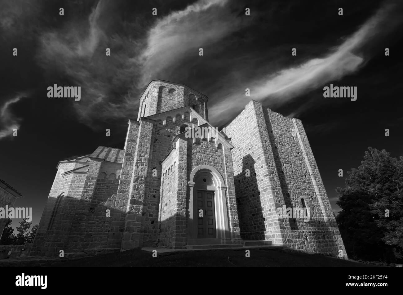 Nero e bianco Serbo Ortodosso Djurdjevi Stupovi (pilastri di San Giorgio) Monastero nella Serbia centrale Foto Stock