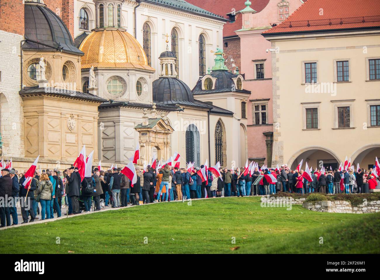 Folla con bandiere polacche al castello wawel di Cracovia Foto Stock