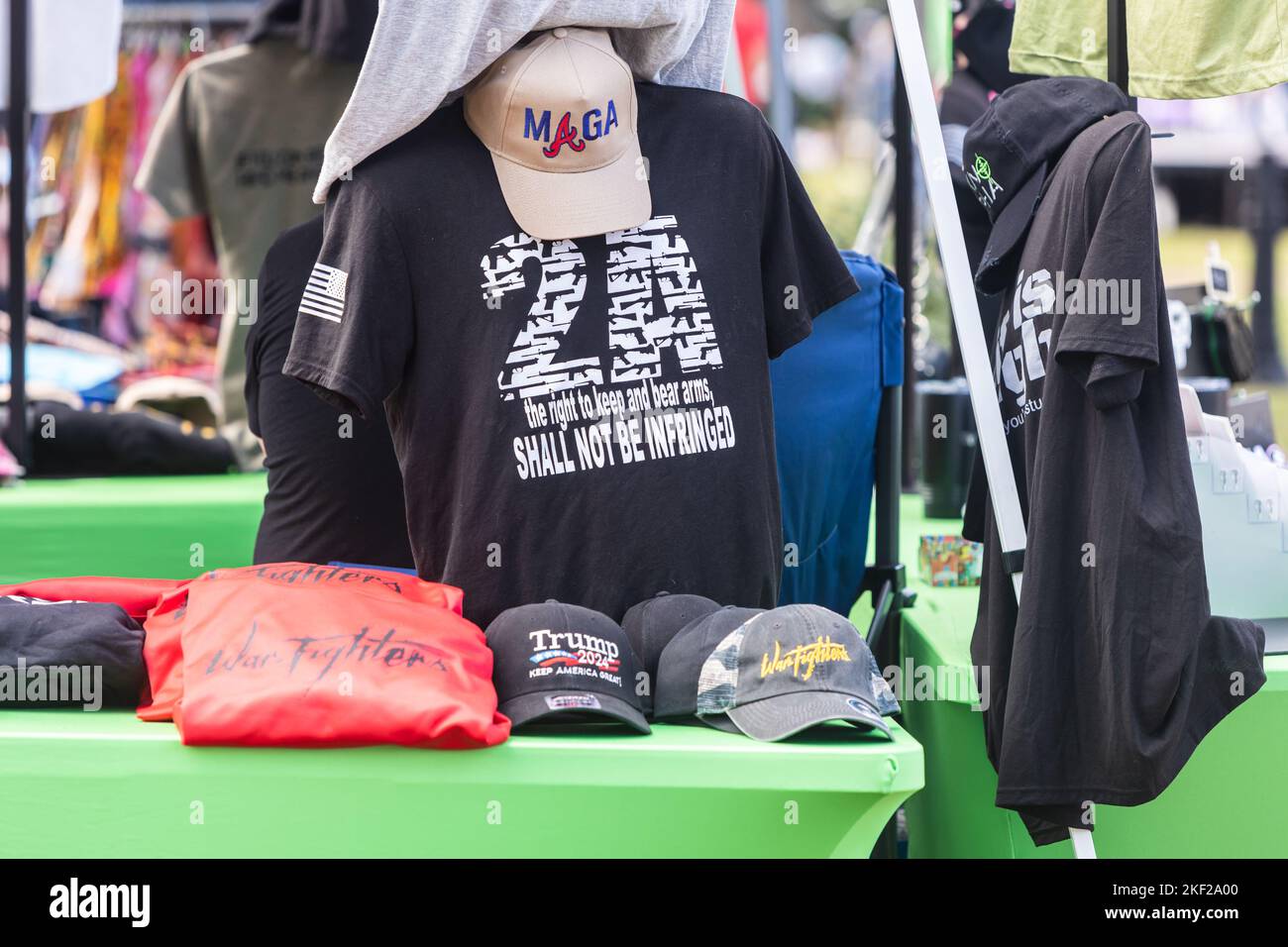 Auburn, GA, USA - 1 ottobre 2022: Una maglietta che promuove i diritti di emendamento 2nd e altri merchandising MAGA di destra siede in mostra presso la tenda del fornitore. Foto Stock