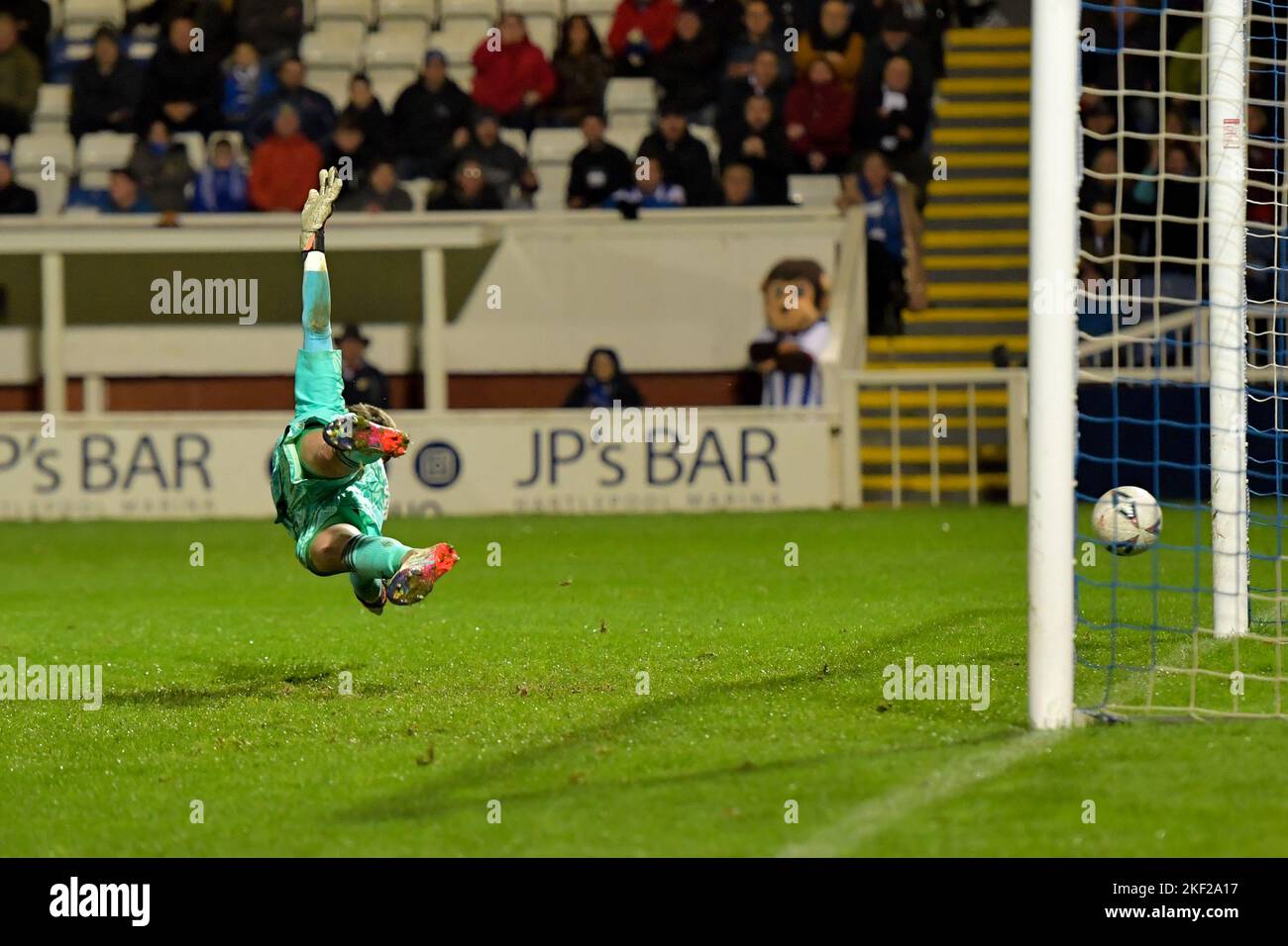 Hartlepool, Regno Unito. Martedì 15th novembre 2022Hartlepool, Regno Unito. 15th Nov 2022. Il colpo di Hartlepool United Reghan Tumilty va nell'angolo inferiore per livellare le cose su 1-1 durante il replay della fa Cup 1st Round tra Hartlepool United e Solihull Moors a Victoria Park, Hartlepool martedì 15th novembre 2022. (Credit: Scott Llewellyn | NOTIZIE MI) Credit: NOTIZIE MI & Sport /Alamy Live News Foto Stock
