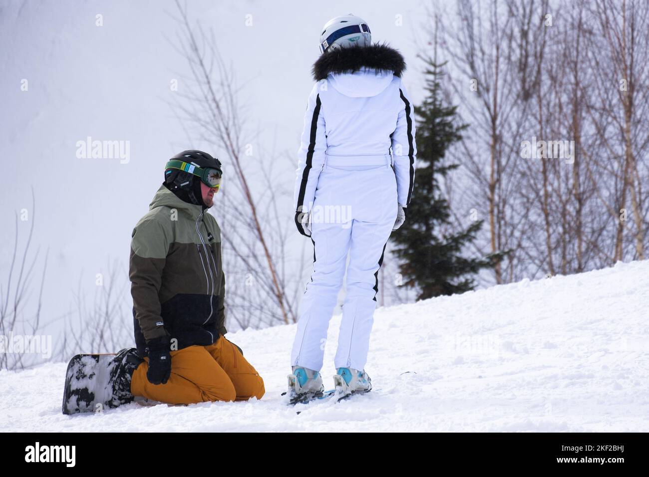 Sheregesh, Russia. 24.02.2022. Apertura della stagione sciistica nella località di Sheregesh. Foto di alta qualità. Foto di alta qualità Foto Stock