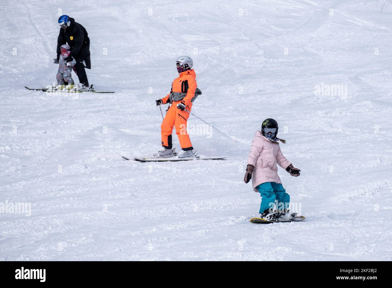 Sheregesh, Russia. 24.02.2022. Apertura della stagione sciistica nella località di Sheregesh. Foto di alta qualità. Foto di alta qualità Foto Stock