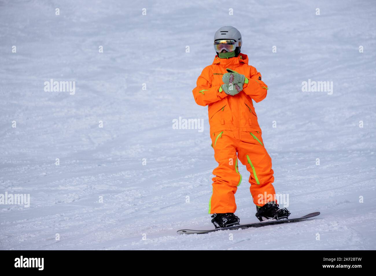 Sheregesh, Russia. 24.02.2022. Apertura della stagione sciistica nella località di Sheregesh. Foto di alta qualità. Foto di alta qualità Foto Stock