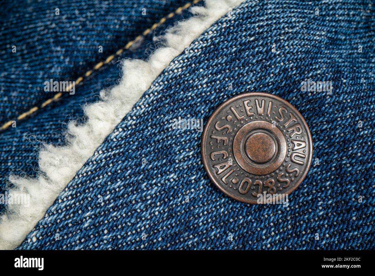 Fort Collins, CO, USA - 14 novembre 2022: Primo piano di un bottone di metallo sulla giacca del camionista Levi-Strauss. Levi Strauss & Co. È una società americana di abbigliamento k Foto Stock