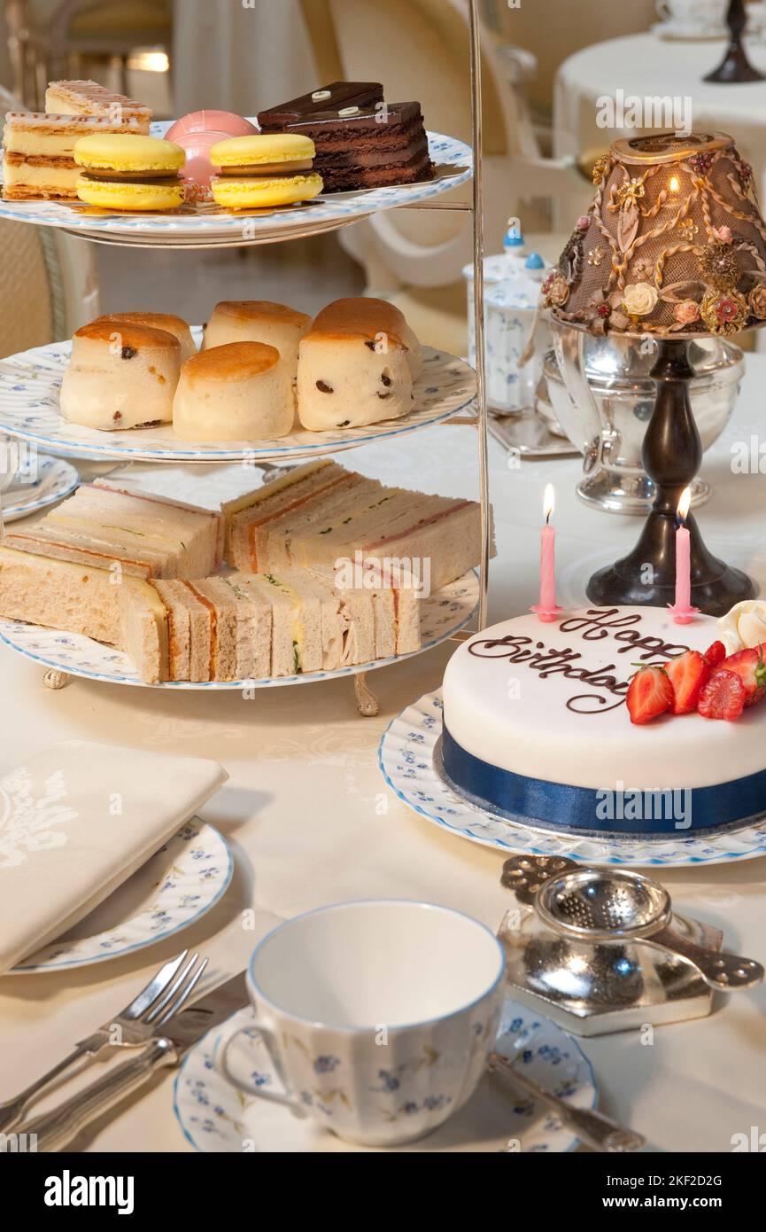 Torta di compleanno con fragole fresche servita durante il tè pomeridiano Foto Stock
