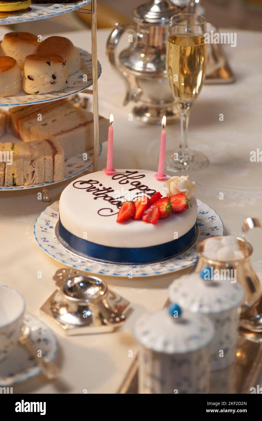 Torta di compleanno con fragole fresche servita durante il tè pomeridiano Foto Stock