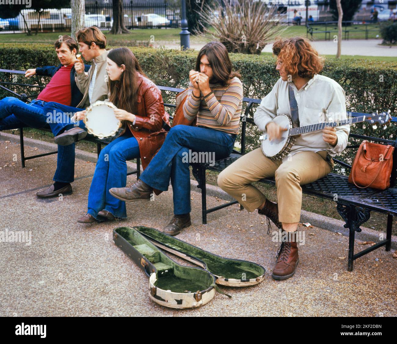 1960S HIPPIE STREET MUSICISTI GIOVANI UOMINI E DONNE CHE BUSSANO PER GIOCARE A MONETE IN JACKSON SQUARE A NEW ORLEANS LOUISIANA USA - KM2739 LAN001 HARS COMUNICAZIONE GIOVANE ADULTO PACE COTONE STILE DI VITA SUONO MUSICISTA FEMMINE STATI UNITI COPIA SPAZIO METÀ LUNGHEZZA SIGNORE PERSONE ISPIRAZIONE STATI UNITI D'AMERICA MASCHI INTRATTENIMENTO HIPPIES DENIM MUSICISTI NORD AMERICA LIBERTÀ NORD AMERICA ALTO ANGOLO AVVENTURA ORLEANS ARMONICA HAIRSTYLE PARKS LOUISIANA STRUMENTO MUSICALE BANJO CONNESSIONE NOLA FOLK LUNGO CAPELLI ELEGANTE JEANS BLU CRESCITA INFORMALE TAMBURINO TOWILL GIOVANE UOMO ADULTO Foto Stock