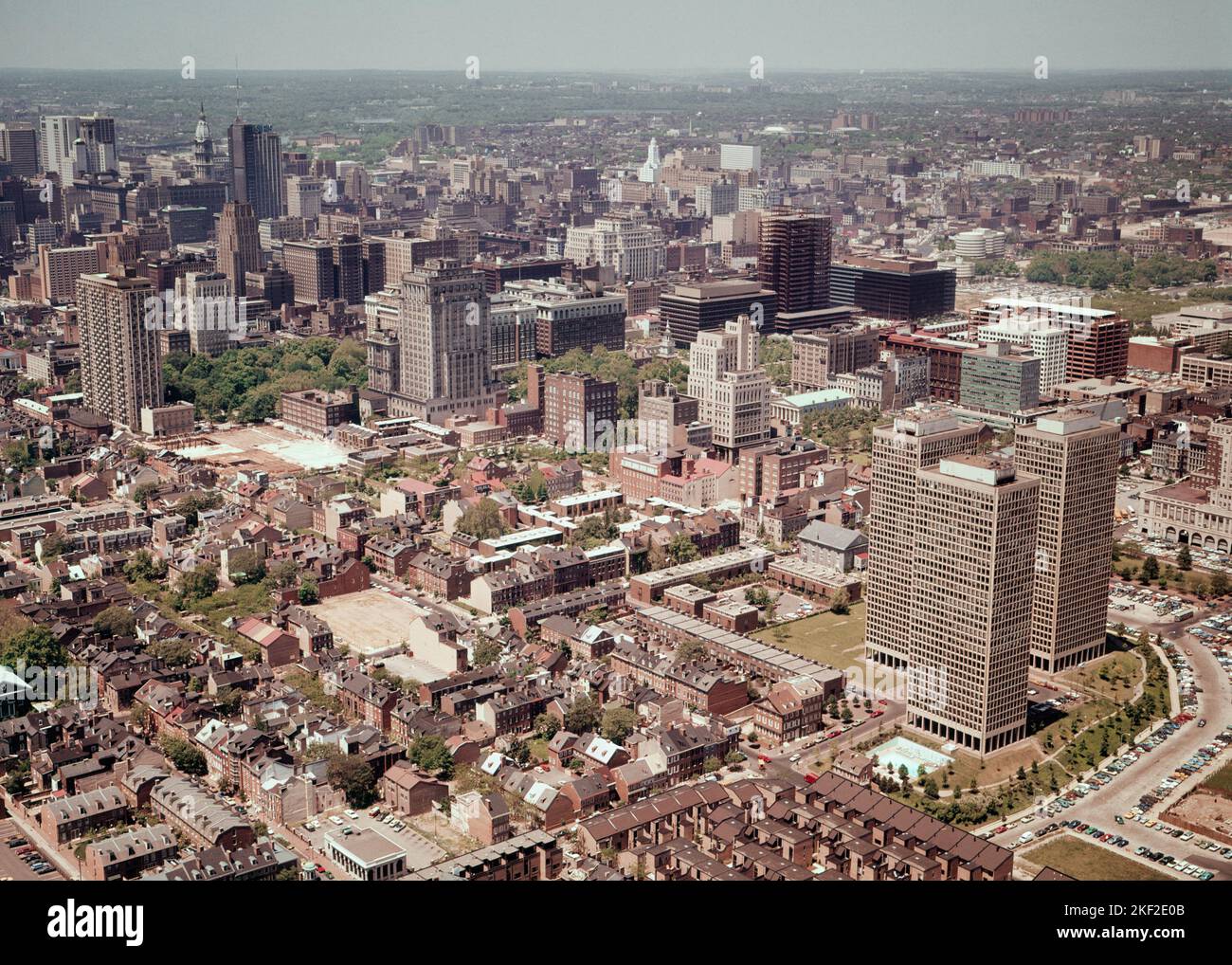 1970S VEDUTA AEREA DELLA SOCIETÀ HILL SEZIONE DEL CENTRO CITTÀ PHILADELPHIA PA USA - KP2034 HAR001 HARS SEZIONE SOCIETÀ HILL RINNOVAMENTO URBANO Foto Stock