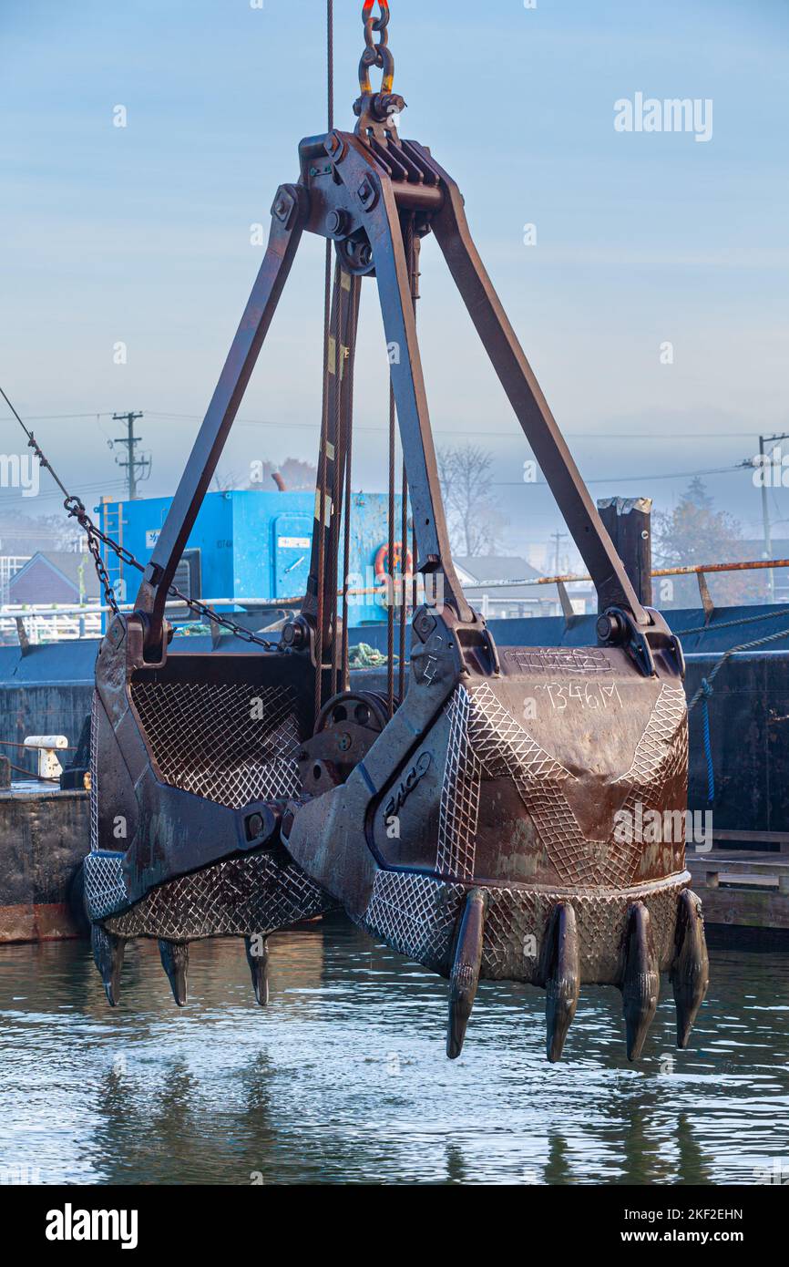 Grande benna draga che è usata per rimuovere sedimenti dal porto di Steveston in British Columbia Canada Foto Stock