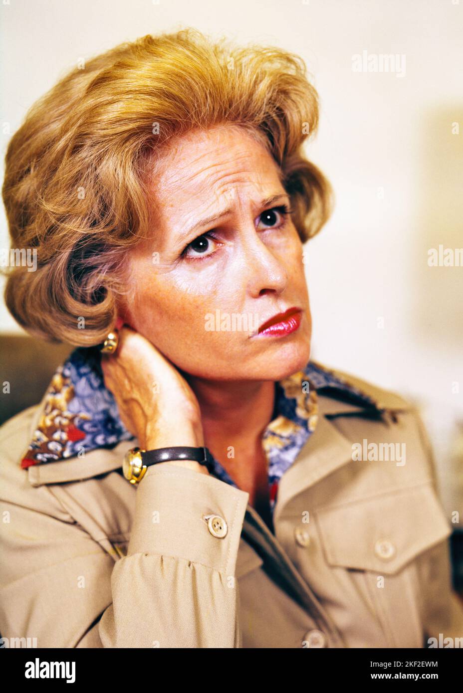 1970S DONNA CON PREOCCUPATA ESPRESSIONE FACCIALE STROFINANDO LA SCHIENA DEL COLLO - KS13086 HAR001 HARS FEMMINE MOODY HOME VITA COPIA SPAZIO SIGNORE PERSONE ESPRESSIONI NERVOSE PREOCCUPATA BUSINESSWOMAN TRISTEZZA STROFINANDO ANSIA SOFFERENZA TESTA E SPALLE AGONIA IRATA AFFLITTA DISPERAZIONE PREOCCUPAZIONE UMORE OCCUPAZIONI SALUTE MENTALE IRRITAZIONE CONCETTUALE GLUM ELEGANTE DONNE D'AFFARI DISPIACERE OSTILITÀ TENEREZZA TENSIONE FASTIDIO EMOZIONE IRRITATO EMOTIVO DONNA MID-ADULTA MID-ADULTA MISERABILE DOLORE ETNIA CAUCASICA DISPIACIUTA HAR001 MALATTIA MENTALE VECCHIO STILE Foto Stock