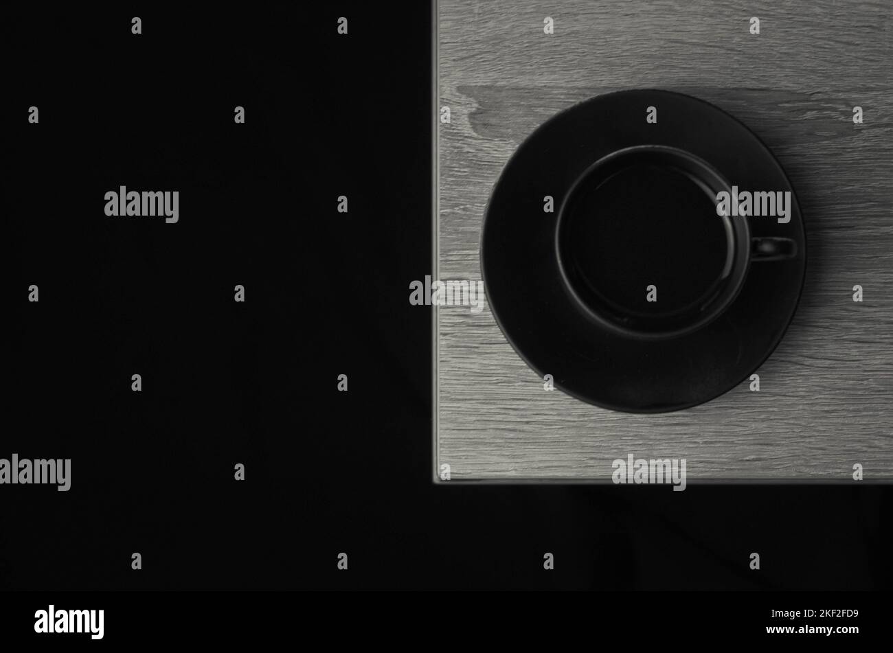 Caffè italiano. Tazza di espresso caldo, moka pot su un asse di legno rustico, sfondo scuro, messa a fuoco selettiva. Natura morta, fotografia scura. Foto Stock