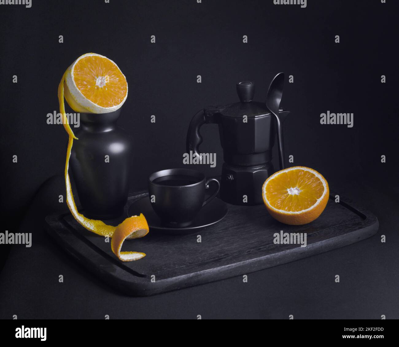 Caffè italiano. Tazza di espresso caldo, moka pot su un asse di legno rustico, sfondo scuro, messa a fuoco selettiva. Natura morta, fotografia scura. Foto Stock