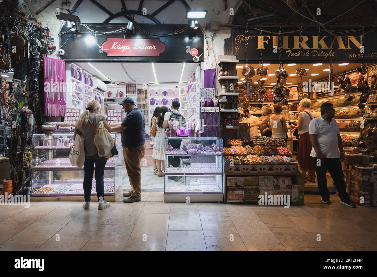 Istanbul, Turchia - 1 2022 ottobre: Acquirenti e venditori all'esterno di un negozio di dolci e gioielleria al famoso mercato Grand Bazaar di Istanbul, T. Foto Stock