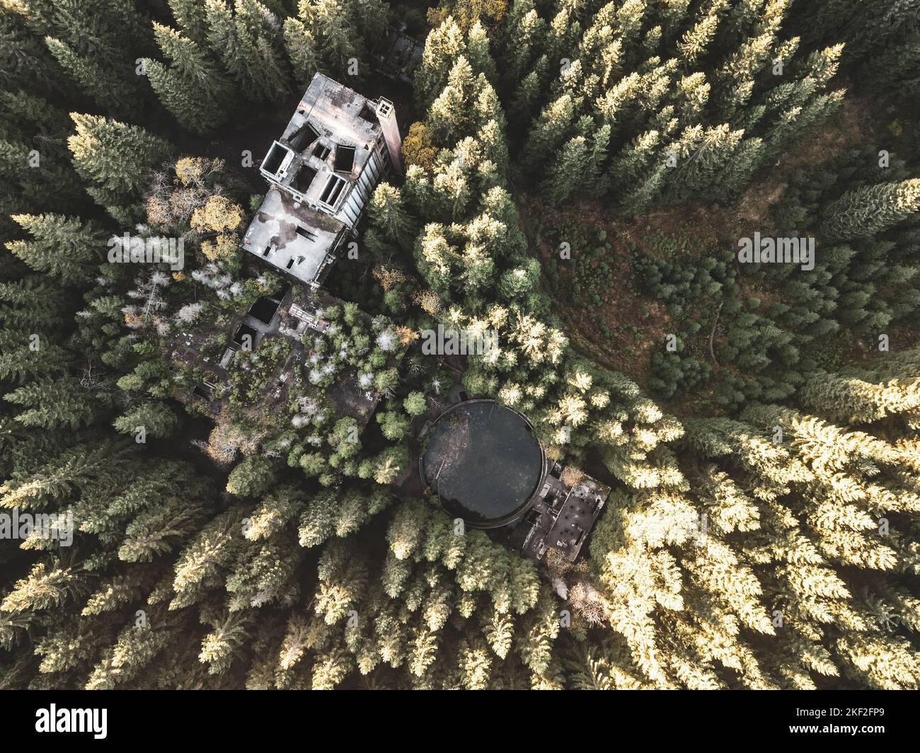 Rovine di ex miniera di stagno vicino al villaggio di Rolava nelle foreste dei Monti ore, Repubblica Ceca. Vista aerea dal drone. Foto Stock