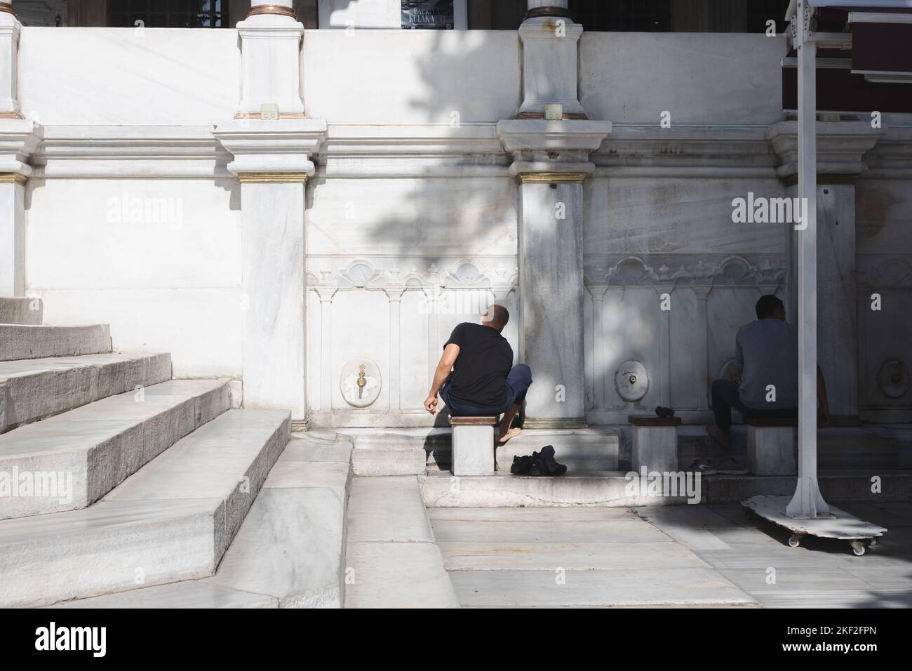 Istanbul, Turchia - 1 2022 ottobre: Devoti adoratori musulmani lavarsi i piedi prima della preghiera, un rituale di purificazione chiamato Wudu, fuori da una moschea dentro Foto Stock