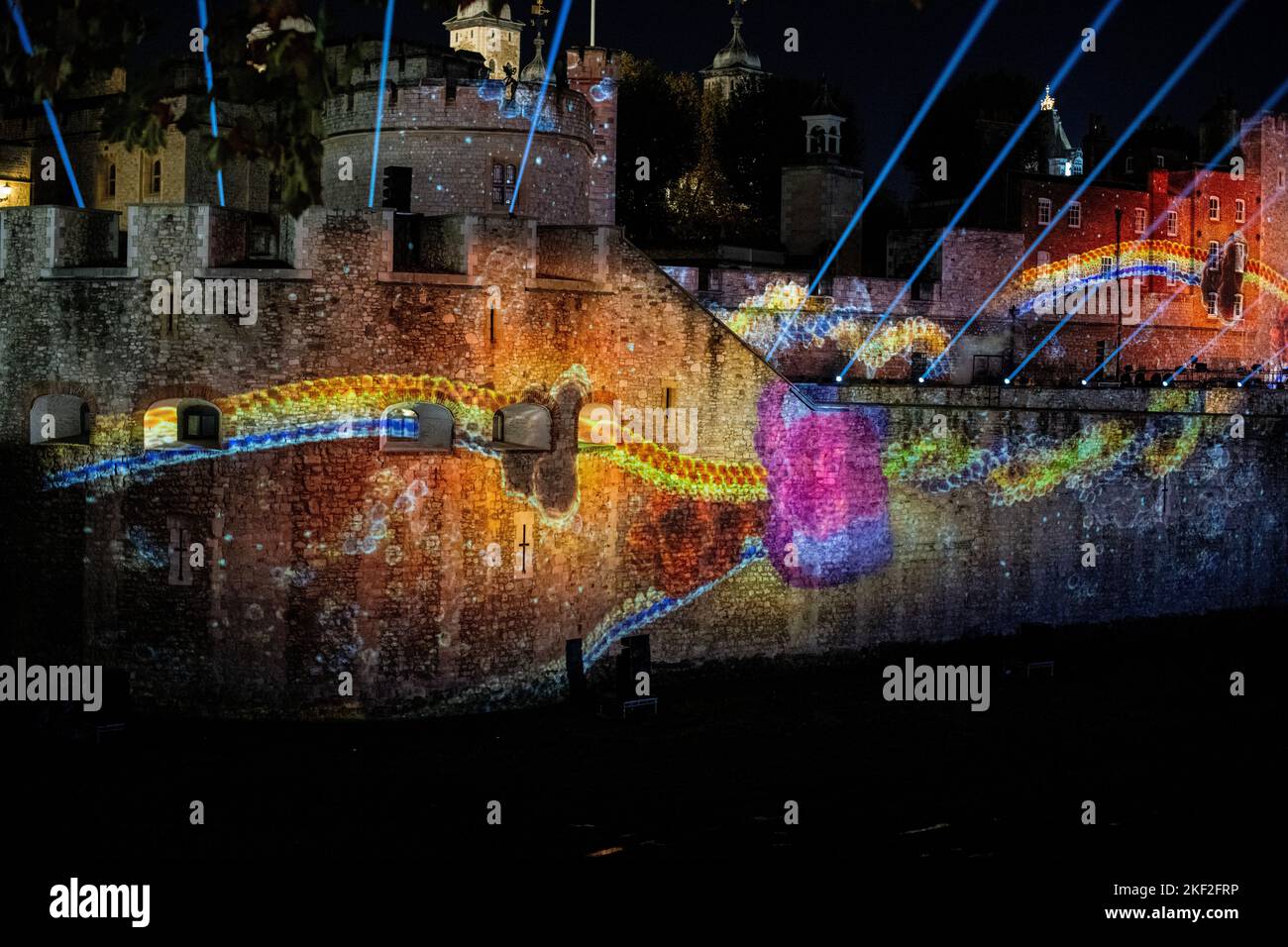 Tower of London, Uno spettacolo di luci e un viaggio attraverso 13,8 miliardi di anni di storia, dal Big Bang ai giorni nostri, Musica di Nitin Sawhney Foto Stock