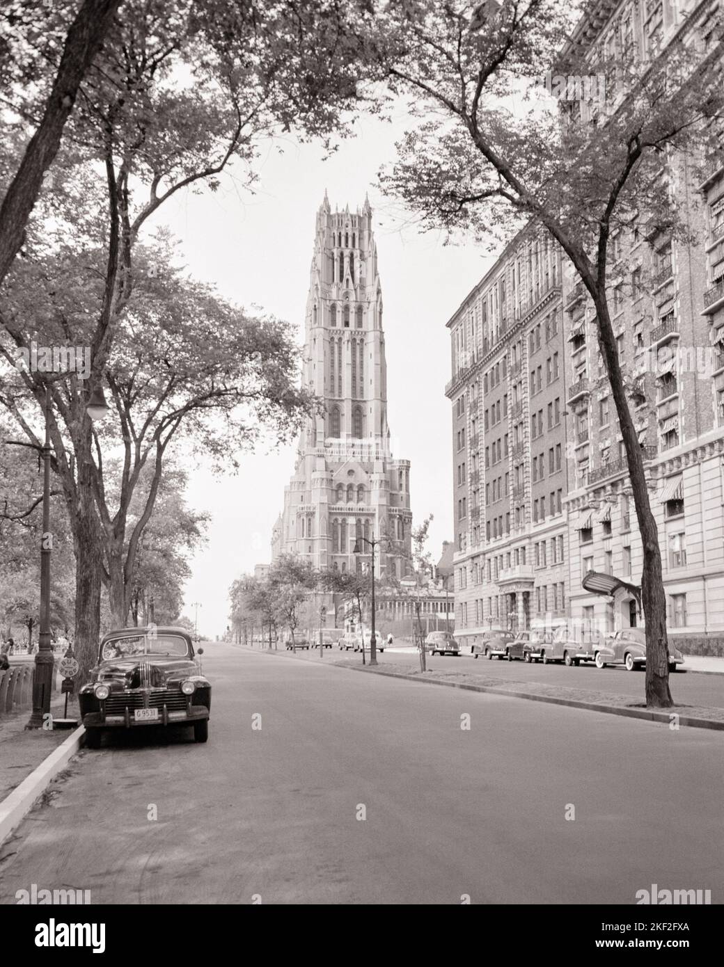 1950S RIVERSIDE CHURCH NEAR GRANT’S TOMB MANHATTAN NEW YORK CITY NEW YORK - R1959 HAR001 HARS STRUTTURE CITTÀ INTERRACIAL EDIFICIO GRANT'S NEW YORK CITY CHIESE FEDELI FEDE SPIRITUALE TOMBA CREDENZA BIANCO E NERO HAR001 ISPIRATO INTERNAZIONALE VECCHIO STILE Foto Stock