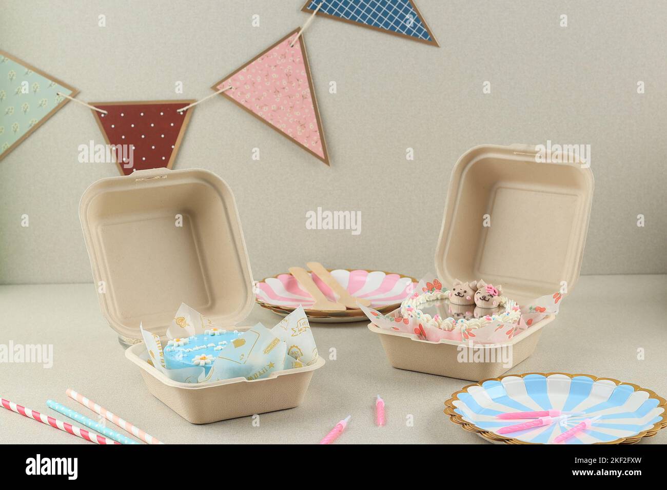 Torte Bento, piccola torta in una lunchboxes su un fondo di cemento di crema. Torte di compleanno. Tendenza asiatica del cibo. Un regalo carino per qualsiasi vacanza. Spazio di copia Foto Stock