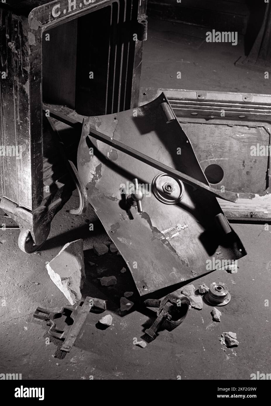 1960S UNA PORTA SICURA STRAPPATA A PARTE E APRIRE CROWBAR STRUMENTO FURTO FURTO CRIMINE RAPINA - S13131 HAR001 HARS HEIST ILLEGALE STRAPPATO BIANCO E NERO DISTRUTTO HAR001 VECCHIO STILE ROVINATO FURTO Foto Stock