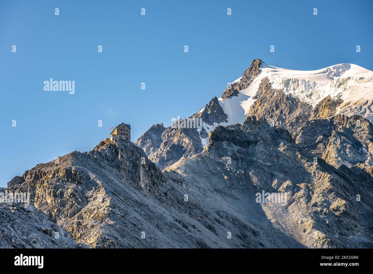 Cima rocciosa e ghiacciaio di Ortler montagna, 3 905 m, e Julius Payer House in rotta normale. La vetta più alta del Tirolo e l'ex impero austriaco-ungherese. Alpi Orientali, Italia Foto Stock