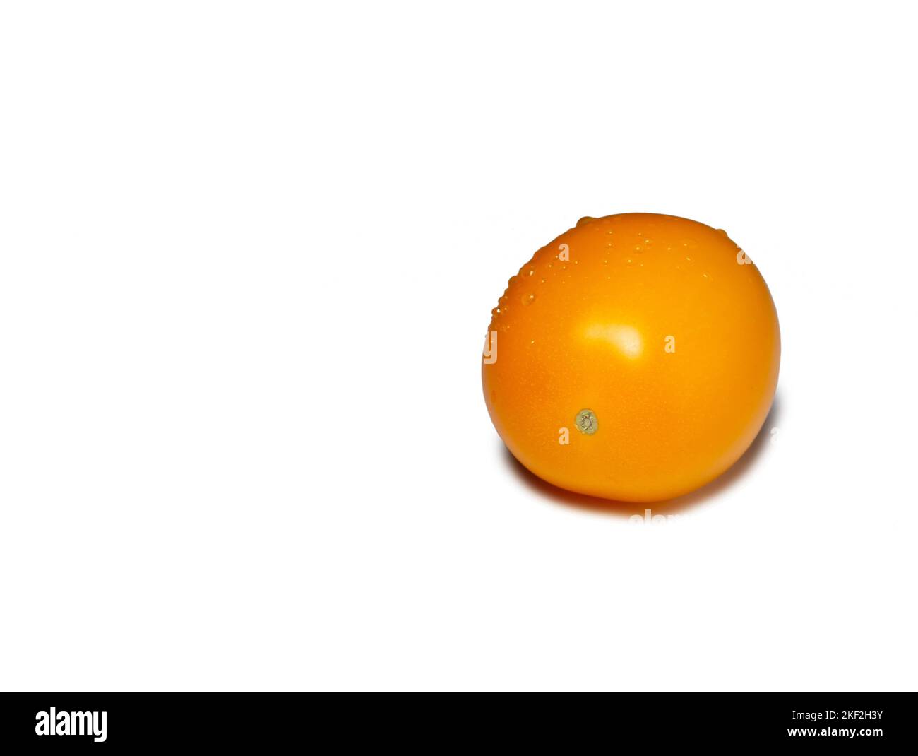 Pomodoro d'arancia su fondo bianco. Verdura succosa. Varietà di pomodoro. Un bel frutto. Cibo vegetariano. Ingrediente succoso insalata Foto Stock