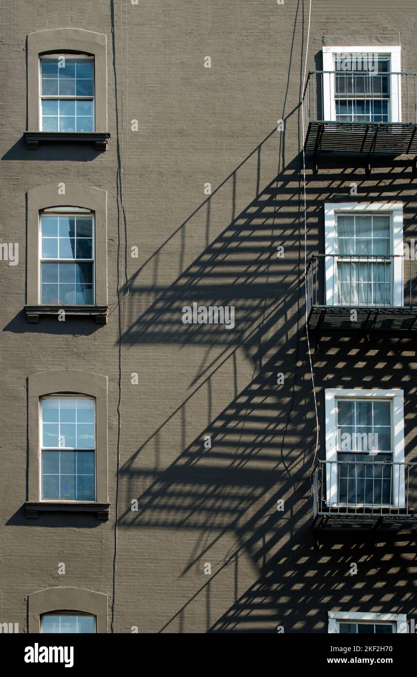 L'ombra del fuoco sfugge alle pareti di un piccolo edificio di appartamenti sulla 10th Avenue e sulla West 23rd Street nel quartiere Chelsea di New York City. Foto Stock