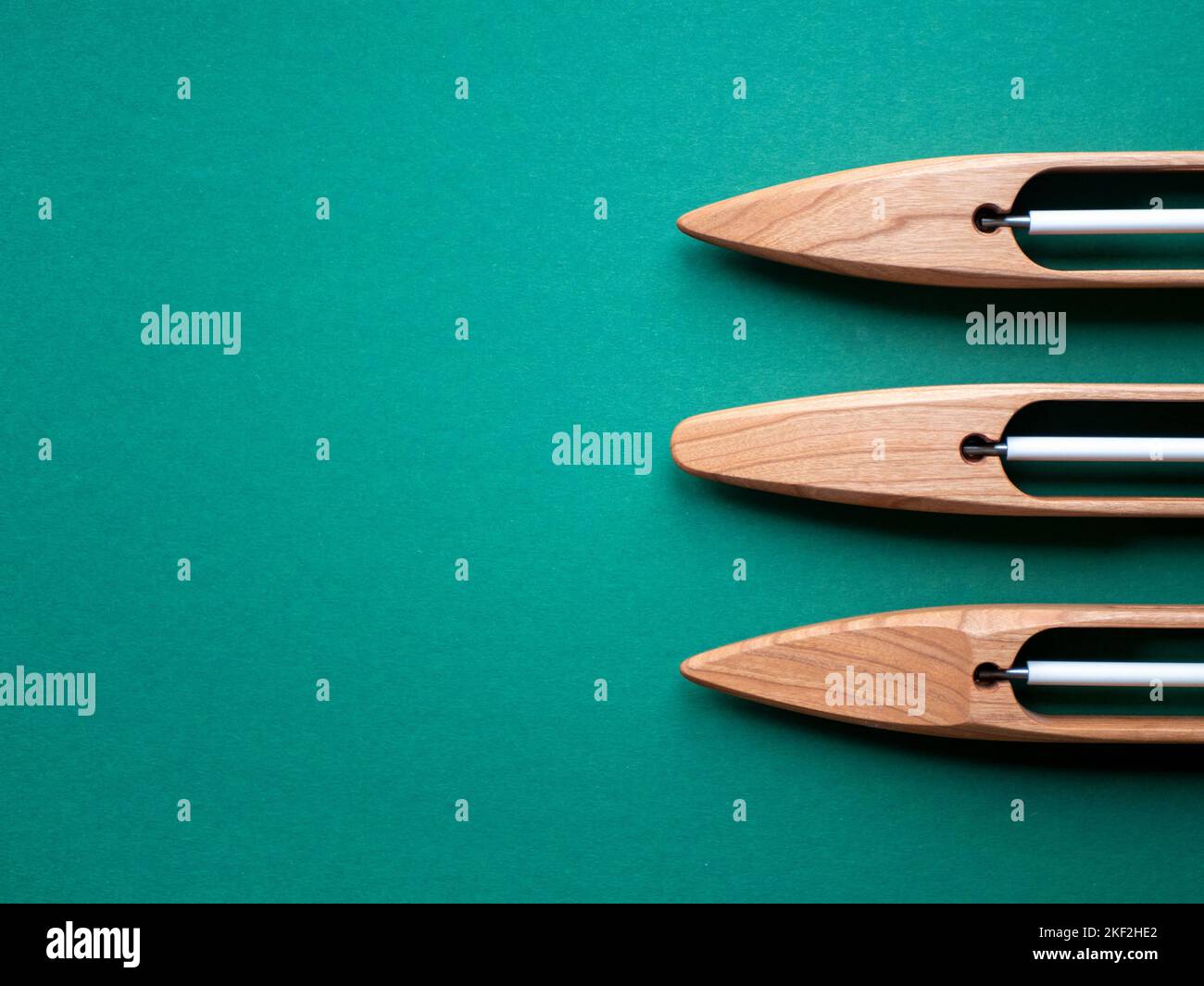 Tre navette in legno per telai a mano, spazio per fotocopie. Concetto di utensili di tessitura o attrezzatura Foto Stock