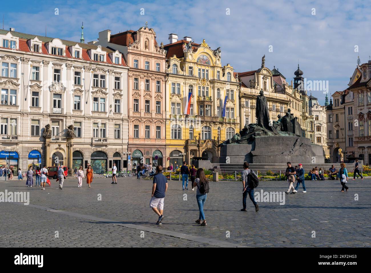 Praga, Repubblica Ceca - 4 settembre 2022: Persone che camminano sulla Piazza della Città Vecchia Foto Stock