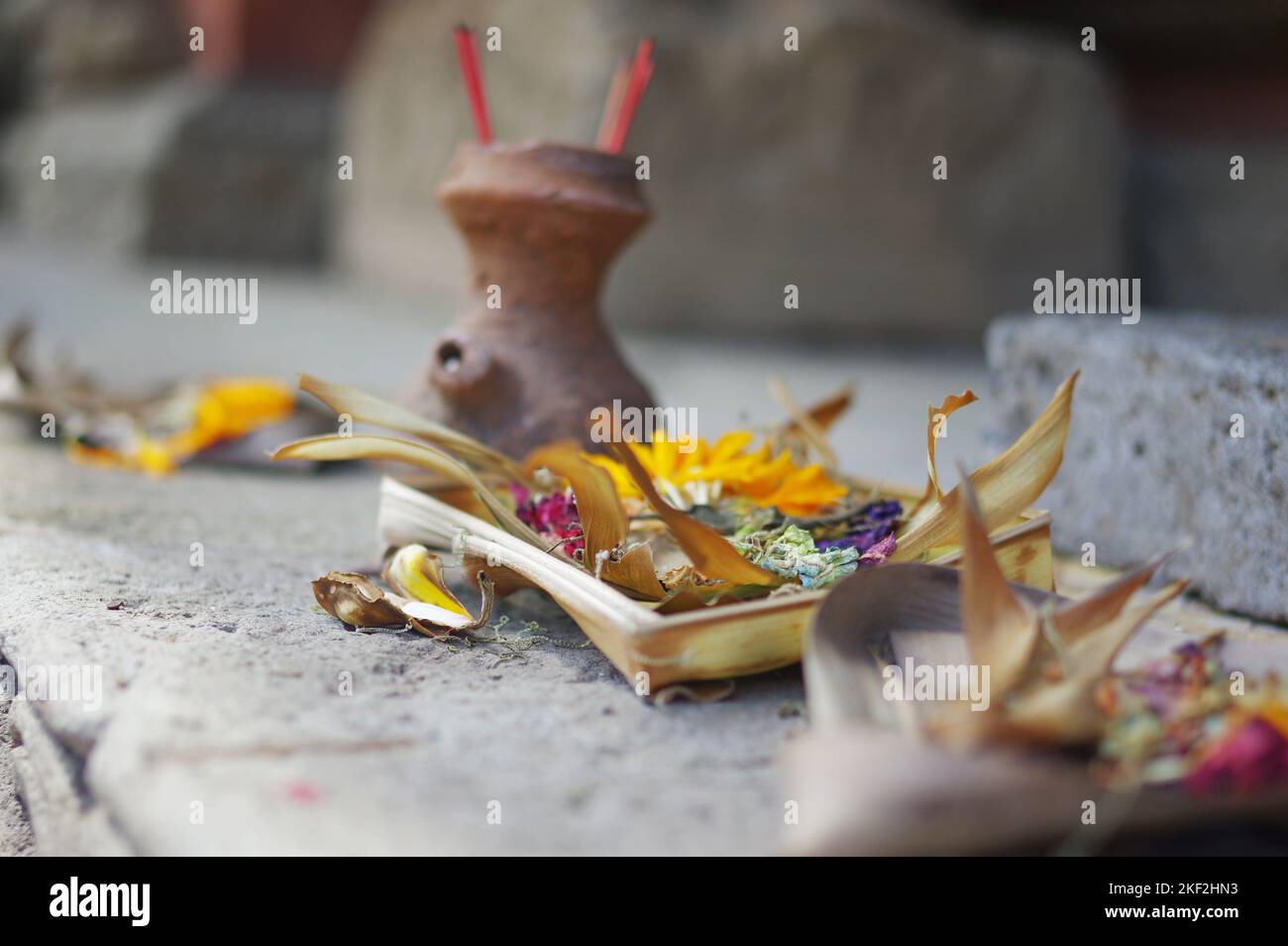 Offerta di fiori e bastoni di incenso a pura Tirta Empul, il Tempio indù dell'acqua Santa, vicino a Tampaksiring — Ubud, Bali, Indonesia Foto Stock