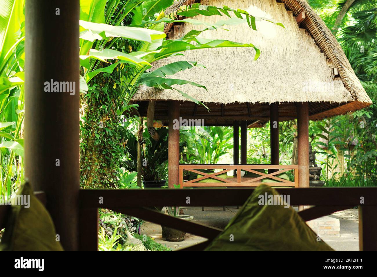 Tradizionale capanna balinese con tetto di paglia in un ristorante vegetariano biologico a Ubud, Bali, Indonesia Foto Stock