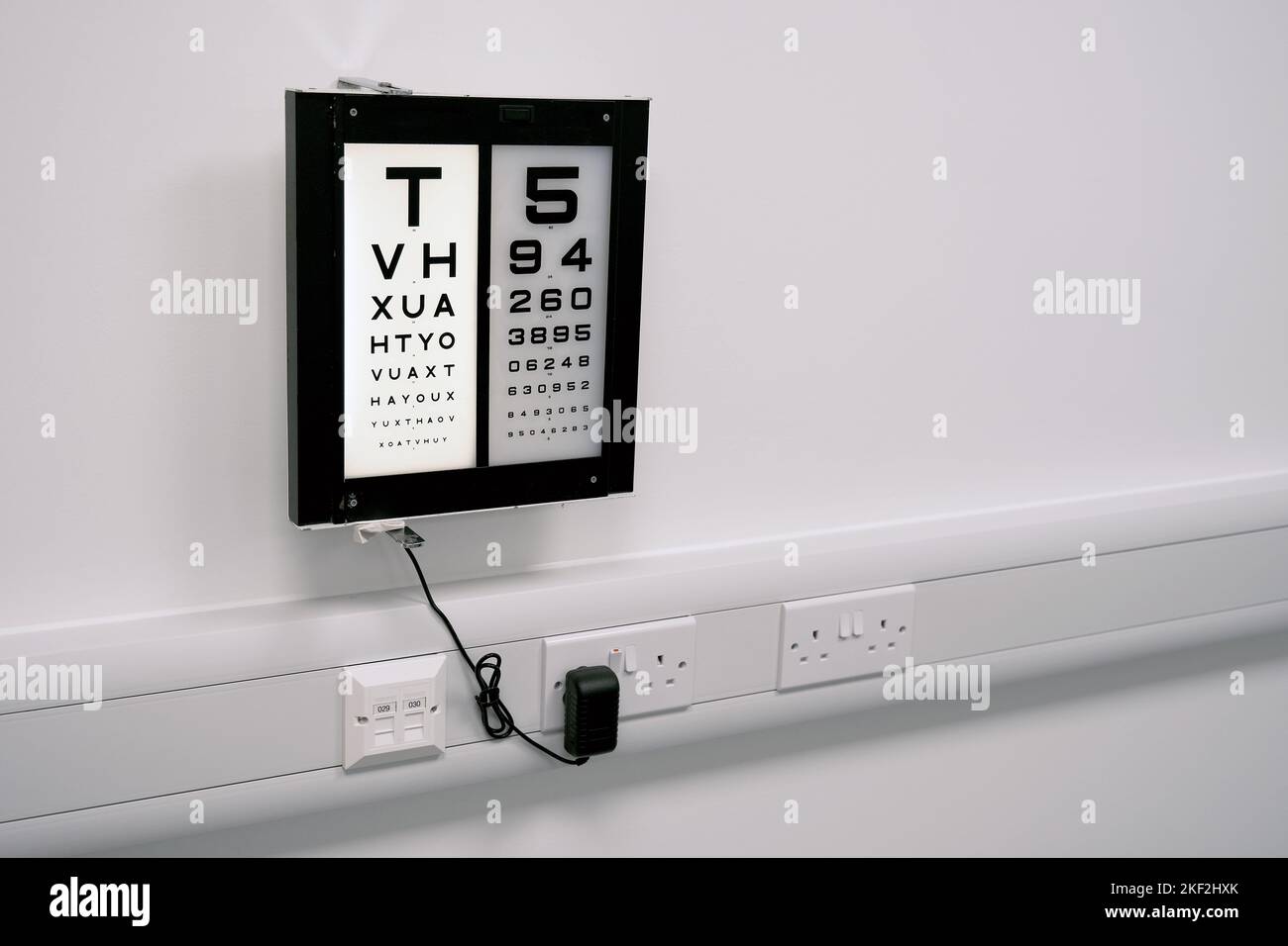 Grafico di acuità visiva in ambiente medico. Apparecchiature per test oculari. Servizi ospedalieri di oftalmologia e screening oculare Foto Stock