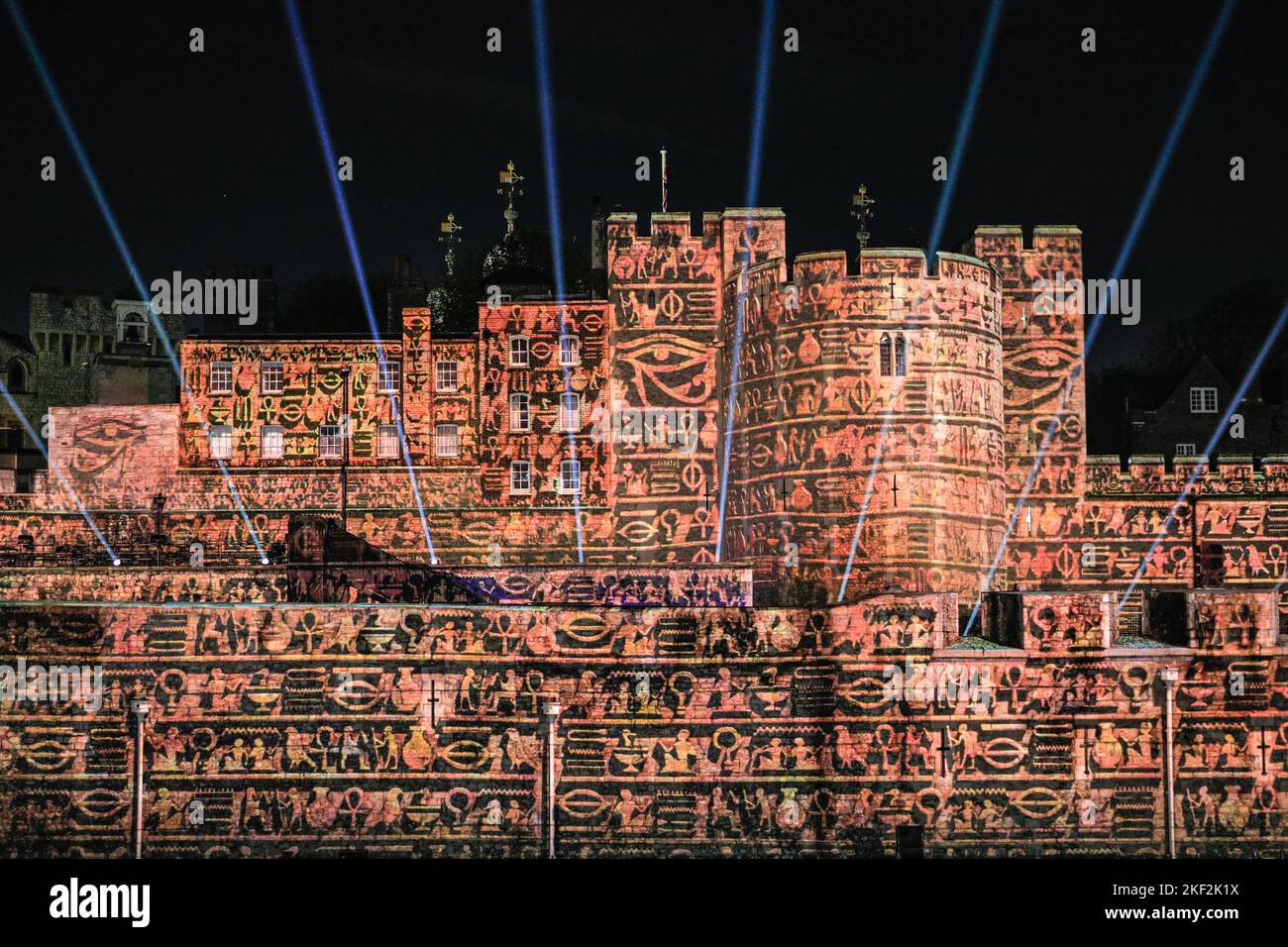Londra, Regno Unito. 15th Nov 2022. Una mostra di geroglifici egiziani è una delle proiezioni. 'About US' è proiettato sulla Torre di Londra. 'About US', uno spettacolo di proiezione di luci che raffigura scene della storia dell'universo, con narrazione e una partitura originale di Nitin Sawhney CBE, si terrà dalle 5,30:9,30pm alle 17:00 dal 16-19 novembre ed è libero di partecipare. Fa parte del festival Unboxed: Creativity in the UK. Credit: Imageplotter/Alamy Live News Foto Stock