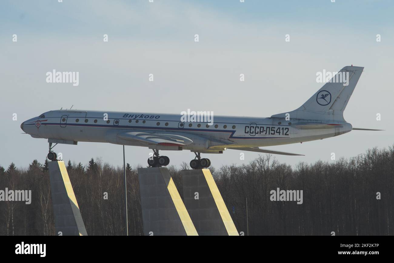 4 aprile 2018, Mosca, Russia. Velivolo passeggeri sovietico Tupolev Tu-104 su un piedistallo vicino all'aeroporto internazionale 'Vnukovo'. Foto Stock